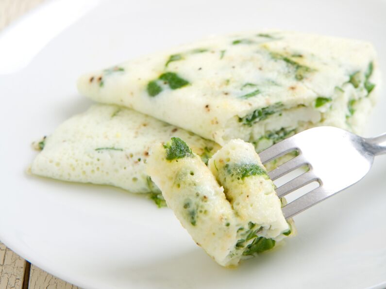 Klasická proteinová omeleta s bylinkami ve vaječné dietě na hubnutí