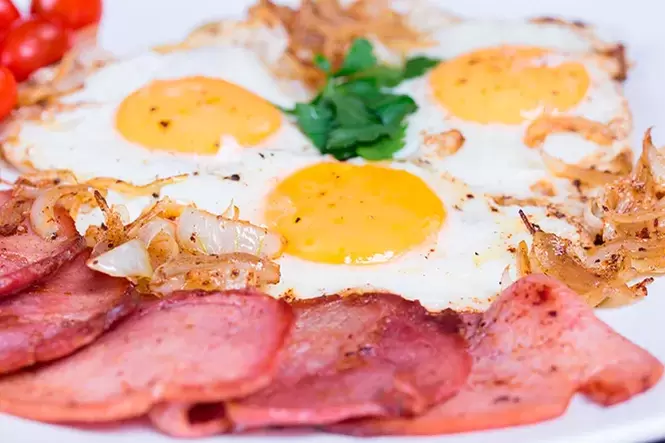 míchaná vejce a slanina na dietě bez sacharidů