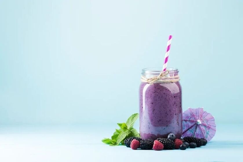 ovocné a bobulovité smoothies na dietě s nízkým obsahem sacharidů