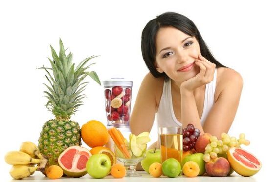 dívka připravuje ovocný koktejl na hubnutí